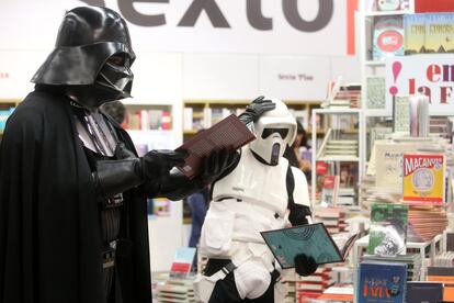 Varias personas disfrazadas de los personajes de 'Star Wars' promocionan la lectura, en la Feria del Libro de Guadalajara (México).