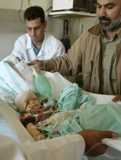 El cadáver del niño palestino muerto ayer, en un hospital de Gaza.