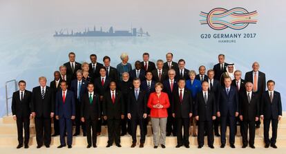 Los participantes de la Cumbre del G-20 posan para una foto grupal en Hamburgo. 