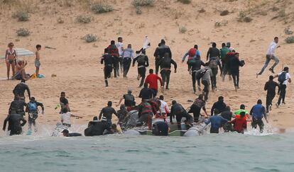 Grupo de migrantes que han conseguido llegar hasta la Playa del Cañuelo en Tarifa, el 27 de julio.