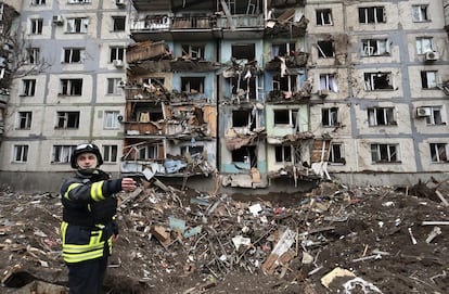 Personal de emergencias junto a los escombros de un edificio atacado, este viernes en Zaporiyia.