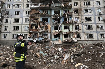 Personal de emergencias junto a los escombros de un edificio atacado, este viernes en Zaporiyia.