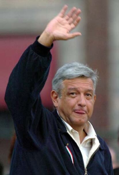 El candidato izquierdista a la presidencia de México, López Obrador, saluda, ayer, a sus simpatizantes en su campamento instalado en el Zócalo de la Ciudad de México.