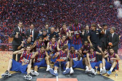 Los jugadores del Barcelona celebran su victoria en la final de la Supercopa ante el Valencia.