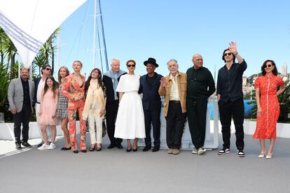 Todo el equipo que ha acompañado ante la prensa a Coppola. Desde la izquierda, el director de fotografía Mihai Malaimare Jr., Roman Coppola, Cosima Mars, Romy Croquet, Grace VanderWaal, Talia Shire, Jon Voight, Nathalie Emmanuel, Giancarlo Esposito, Coppola, Laurence Fishburne, Adam Driver y Aubrey Plaza.
