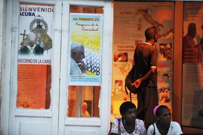 Carteles que anuncian la visita papal en Santiago de Cuba.