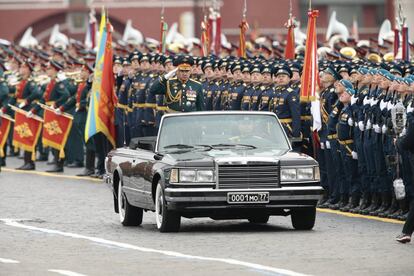 O Ministro da Defesa russo, Serguei Shoigu, saúda de seu carro os soldados na praça Vermelha.