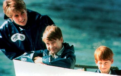 Diana de Gales con sus dos hijos, Guillermo y, a la derecha, Enrique de Inglaterra.