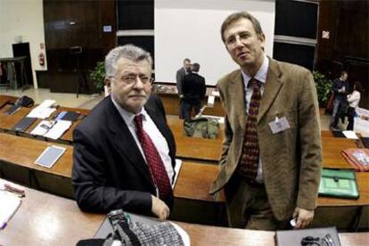 Fernando Briones (izquierda) y Eugenio Coronado, en la Universidad Complutense (Madrid).