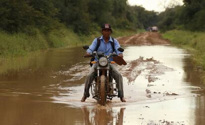 Un indígena enlhet transitapor una ruta inundada en el departamento chaqueño de Boquerón.