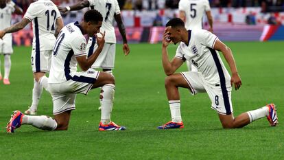 Jude Bellingham celebra su gol junto a Trent Alexander-Arnold.