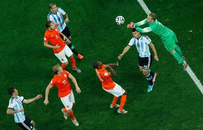 El guardameta de la selecci&oacute;n holandesa Jasper Cillessen se eleva sobre un grupo de jugadores para despejar el bal&oacute;n.