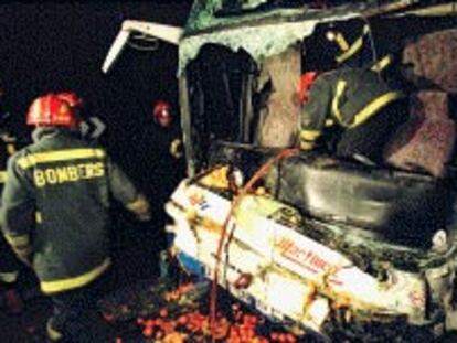 Varios bomberos, ayer, trabajan junto al autobús siniestrado en Benidorm.