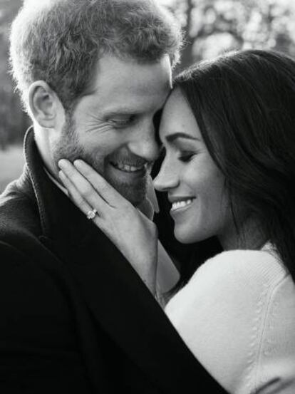 Retrato oficial do príncipe Harry e Meghan Markle feita por Alexi Lubomirski para comemorar o noivado.