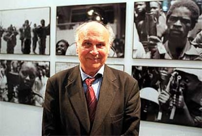Ryszard Kapuscinski, ayer en la exposición dedicada a sus fotografías.