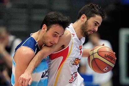 Juan Carlos Navarro se defiende del argentino Manu Ginobili durante la semifinal.