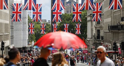 Banderas brit&aacute;nicas ondean en Londres este s&aacute;bado. 