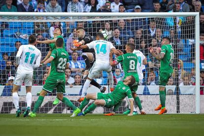 El portero del Leganés, Iván Cuéllar, intenta despejar el balón en la jugada del segundo gol del Real Madrid.