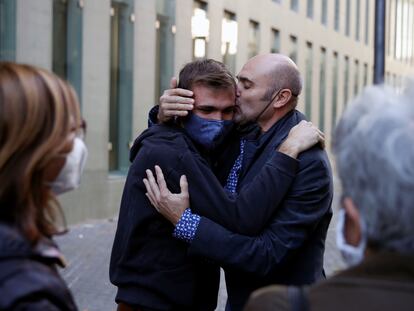 Xavier Vendrell, a la izquierda, en el momento de quedar en libertad el pasado viernes.