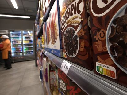 Unos cereales con chocolate y azúcar con etiqueta Nutri-Score B, en un supermercado de Madrid.