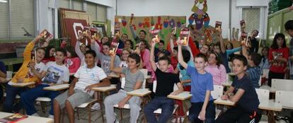 Alumnos de Primaria de un colegio p&uacute;blico de L&#039;Alc&uacute;dia (Valencia) durante una actividad de animaci&oacute;n a la lectura.