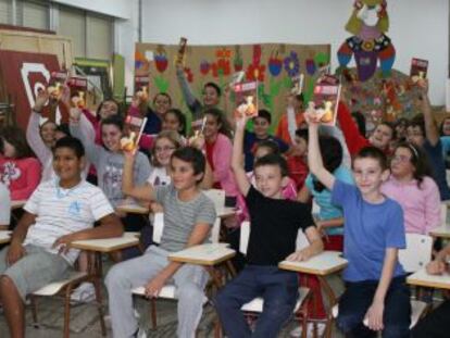 Alumnos de Primaria de un colegio p&uacute;blico de L&#039;Alc&uacute;dia (Valencia) durante una actividad de animaci&oacute;n a la lectura.