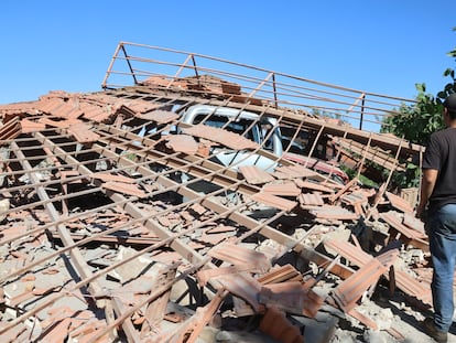 Un hombre contemplaba los destrozos en Shebaa (Líbano), este jueves tras un ataque israelí,