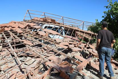 Un hombre contemplaba los destrozos en Shebaa (Líbano), este jueves tras un ataque israelí,