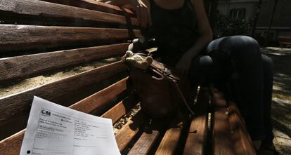 M. F. muestra su informe de alta de La Paz cerca de su casa en Cuatro Caminos (Madrid).