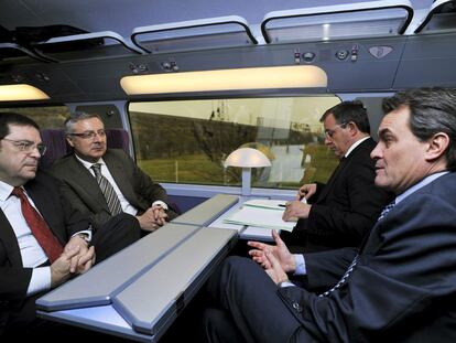 José Blanco y Artur Mas, junto a otras autoridades, el jueves durante el viaje inaugural del AVE Figueres-Perpiñán.
