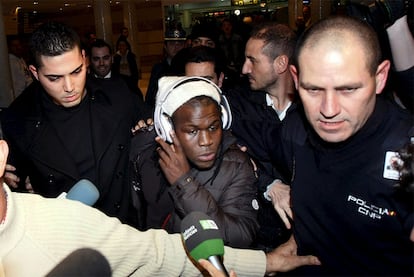 Varios agentes custodian a Drenthe a su llegada al aeropuerto de Alicante.