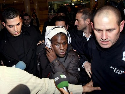 Varios agentes custodian a Drenthe a su llegada al aeropuerto de Alicante.