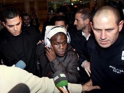 Varios agentes custodian a Drenthe a su llegada al aeropuerto de Alicante.