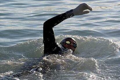 El nadador David Meca, ayer al comenzar en una playa de Alicante su travesía hasta Ibiza.