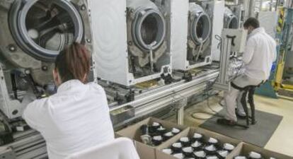 Trabajadores en una fábrica de lavadoras.