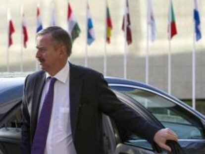 El vicepresidente de la CE y responsable de Transporte, Siim Kallas, a su llegada a la reunión del consejo de ministros de Transporte de la Unión Europea (UE) en la ciudad de Luxemburgo.