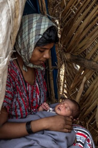 Jayamma, de 18 años, con su bebé de cinco días, en su choza.