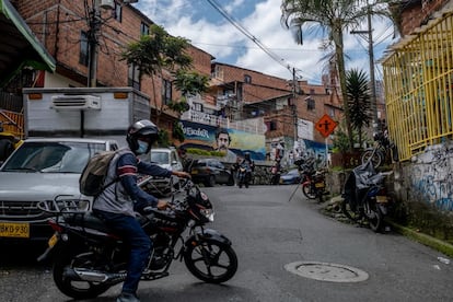 El mural de la entrada del barrio Pablo Escobar, en Medellín.