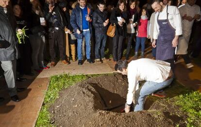 El cocinero Marcelo Tejedor entierran su primer y &uacute;ltimo men&uacute; en el jard&iacute;n de su restaurante Casa Marcelo