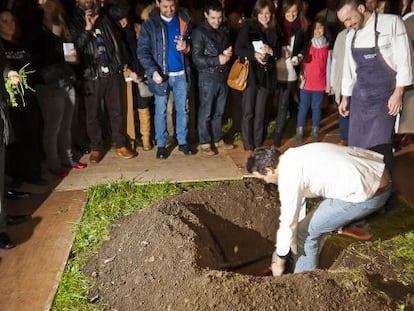 El cocinero Marcelo Tejedor entierran su primer y &uacute;ltimo men&uacute; en el jard&iacute;n de su restaurante Casa Marcelo