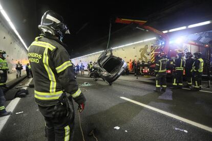 En el epicentro del accidente, la conocida como zona caliente, una grúa comienza ya a levantar los dos vehículos que hasta hace minutos descansaban en el suelo abollados y moribundos. El ambiente es de tensión y agilidad.