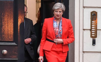 Theresa May sale de la sede del Partido Conservador esta mañana.