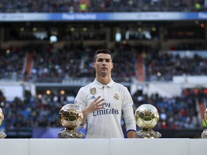 Cristiano Ronaldo posa con sus cuatro Balones de Oro antes del partido contra el Granada.