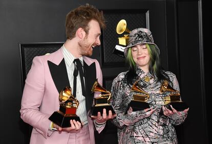 FINNEAS y Billie Eilish recogen sus Grammy por la canción del año 'Everything I Wanted'.