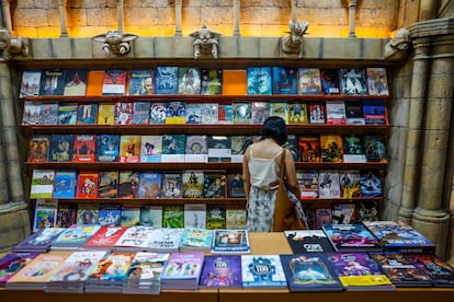 Una mujer busca entre la variedad de tebeos en la tienda de cómics Akira, en Madrid.