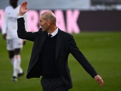 Zidane se lamenta de una acción ante el Valencia.