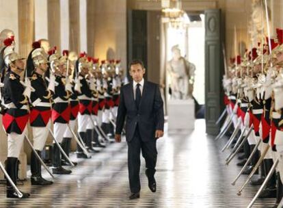 Nicolas Sarkozy camina entre una formación de la Guardia Republicana en Versalles.