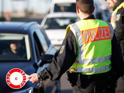 Un policía alemán controla la entrada de vehículos en la frontera con Francia, este lunes.