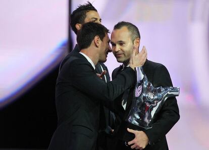 Lionel Messi se abraza a su compañero de equipo Andrés Iniesta, después de que el último fuese elegdio mejor jugador de europa.