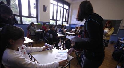 Alumnos del colegio Palacio Vald&eacute;s, en Madrid, antes de la prueba.